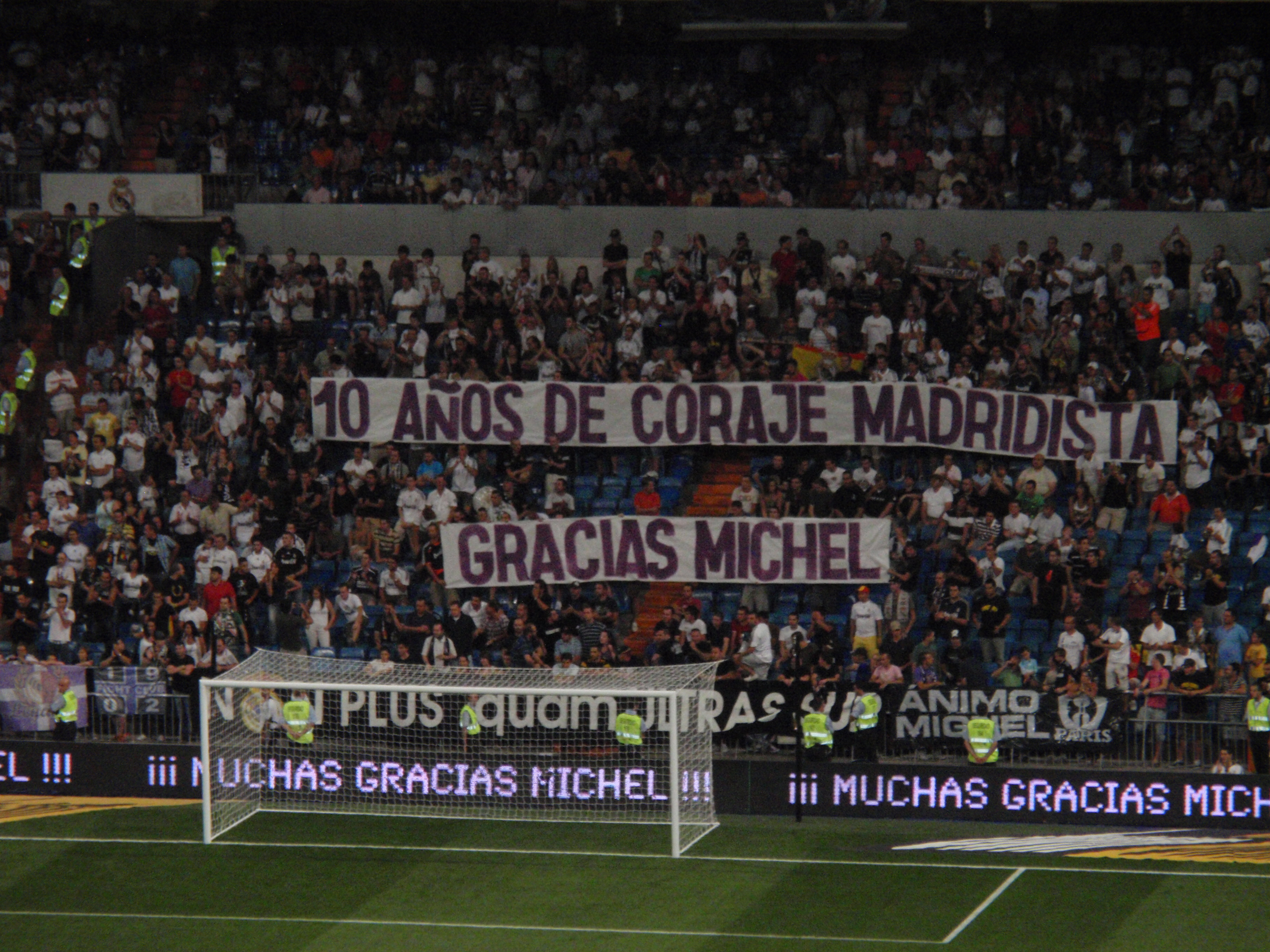 Grada del Santiago Bernabéu durante el homenaje a Míchel Salgado del 24 de agosto de 2009, antes del Real Madrid–Rosenborg.