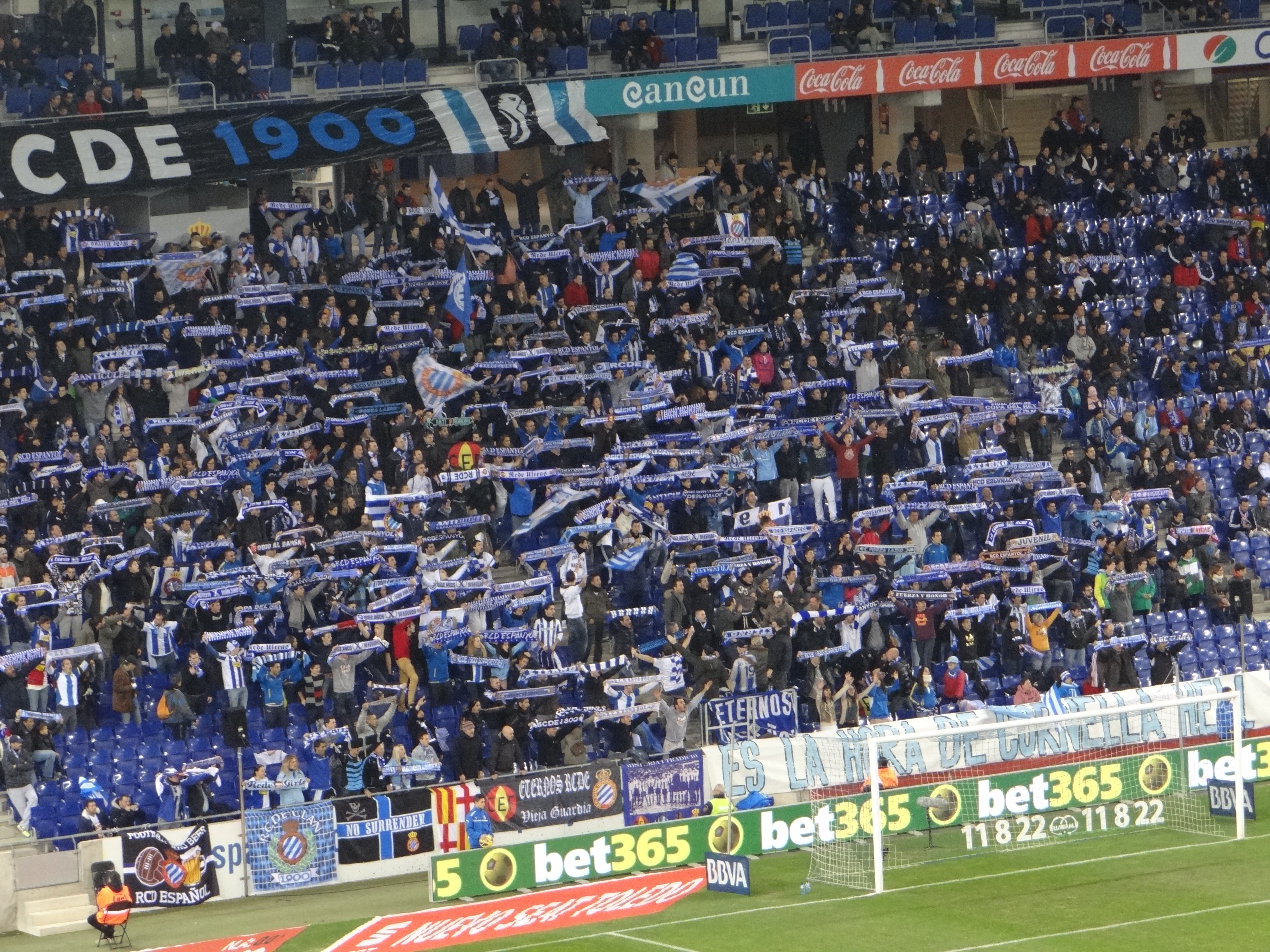 Vista general de aficionados con bufandas del Espanyol en una grada del estadio en 2012.